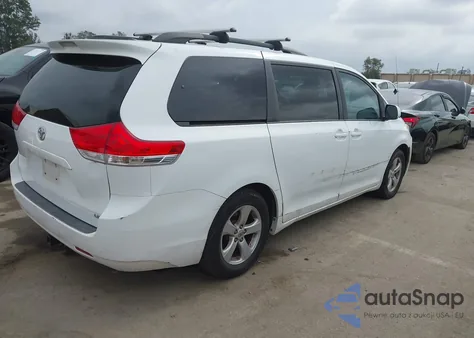 2012 Toyota Sienna Le V6 8 Passenger z USA, uszkodzony, nr VIN 5TDKK3DC6CS247811